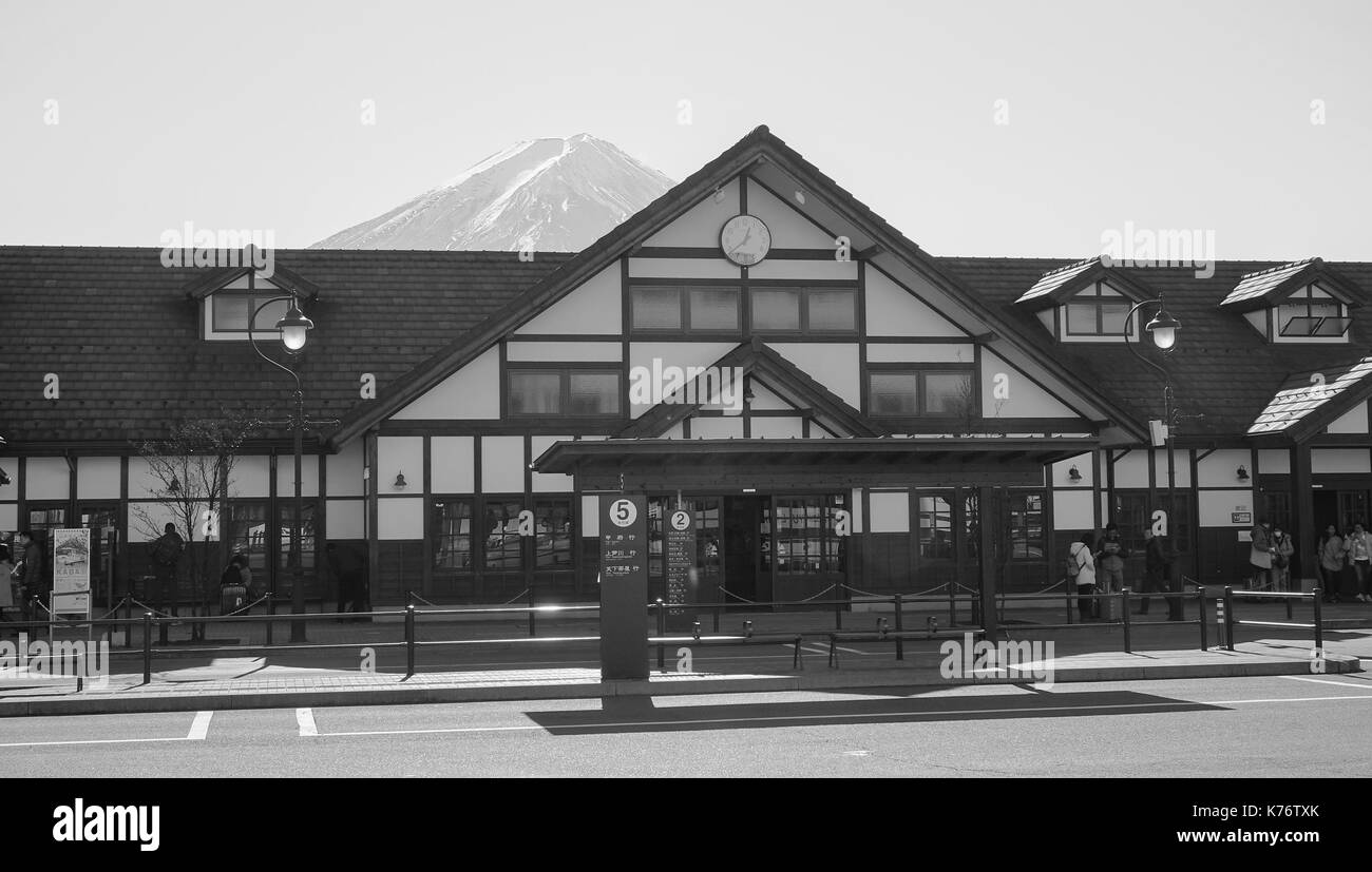 YAMANASHI, JAPAN - Jan 1, 2016. Fassade des Kawaguchiko Bahnhof. Es ist ein Bahnhof an der Fujikyuko Linie in Fujikawaguchiko, Yamanashi, Japan. Stockfoto