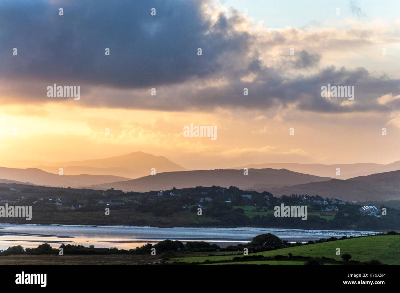 Sonnenaufgang über Ardara und umliegende Landschaft Hügel im County Donegal, Irland Stockfoto