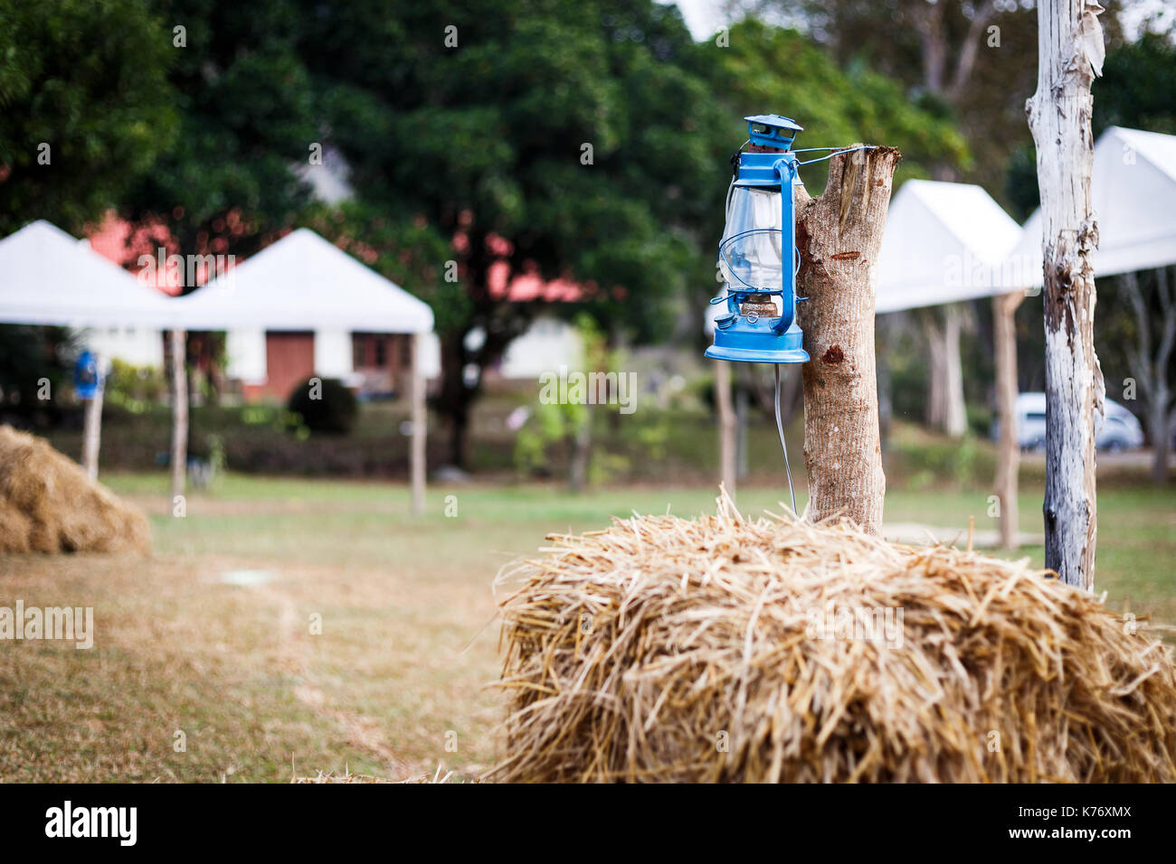 Einige resort ihren Platz im Land Thema dekorieren. Verwenden Sie alte Laterne, Stroh, gut und Kulisse, die Cowboy style beziehen. Stockfoto