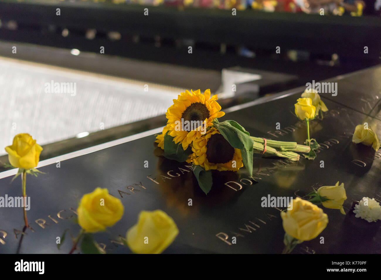 Blumen auf die Namen der Opfer am Denkmal 9/11 in New York auf Montag, 11. September 2017 auf der 16. Jahrestag des 11. September 2001 Terroranschläge. (© Richard B. Levine) Stockfoto