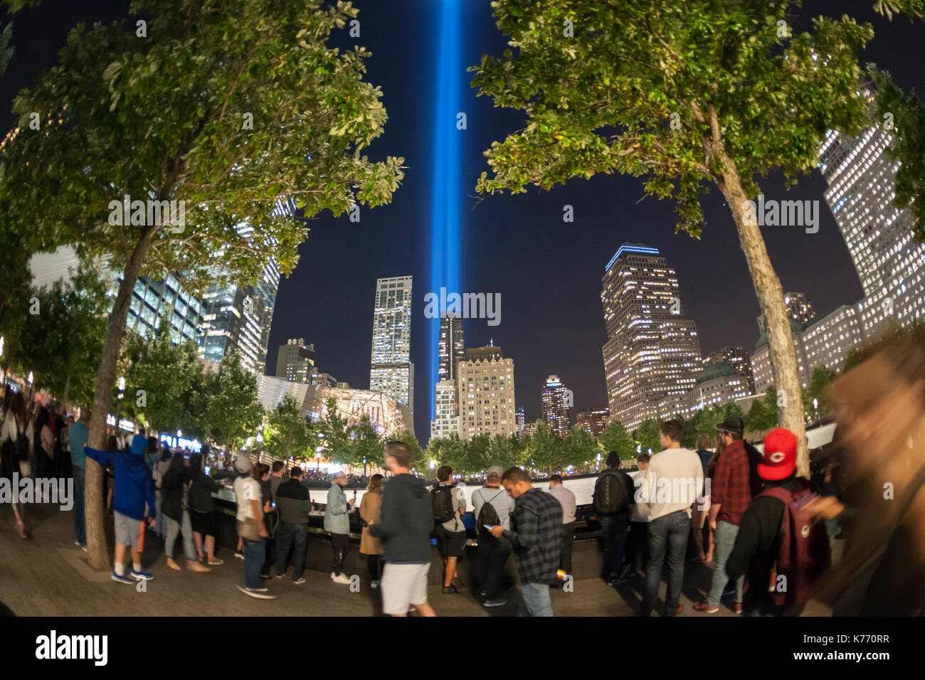 Der Tribut in Licht leuchtet über der 9/11-Memorial in New York am Montag, 11. September 2017 für den 16. Jahrestag des 11. September 2001 Terroranschläge. (© Richard B. Levine) Stockfoto