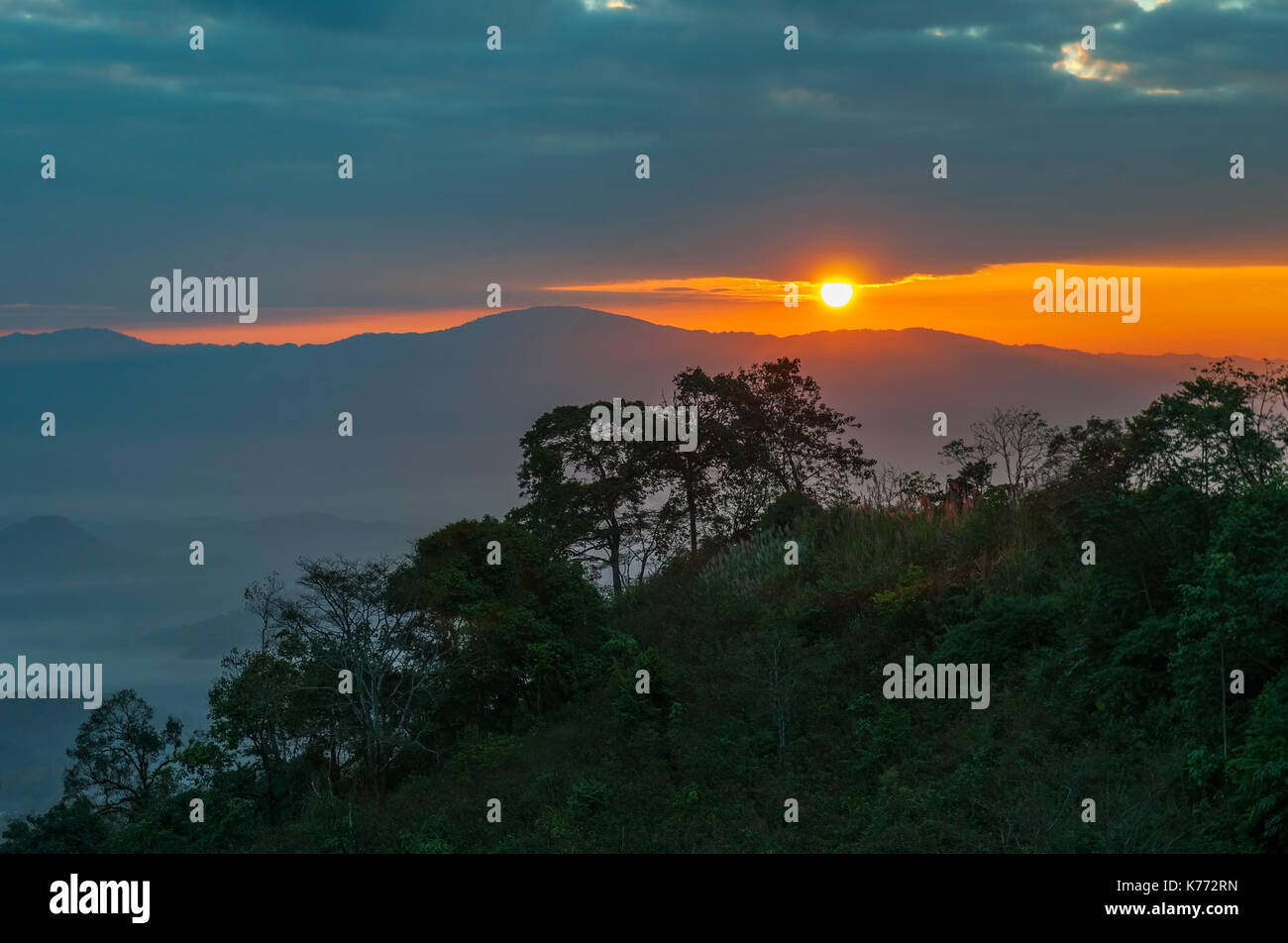 Sonnenuntergang über den Anden in den Regenwald des Amazonasbeckens in Ecuador. Stockfoto