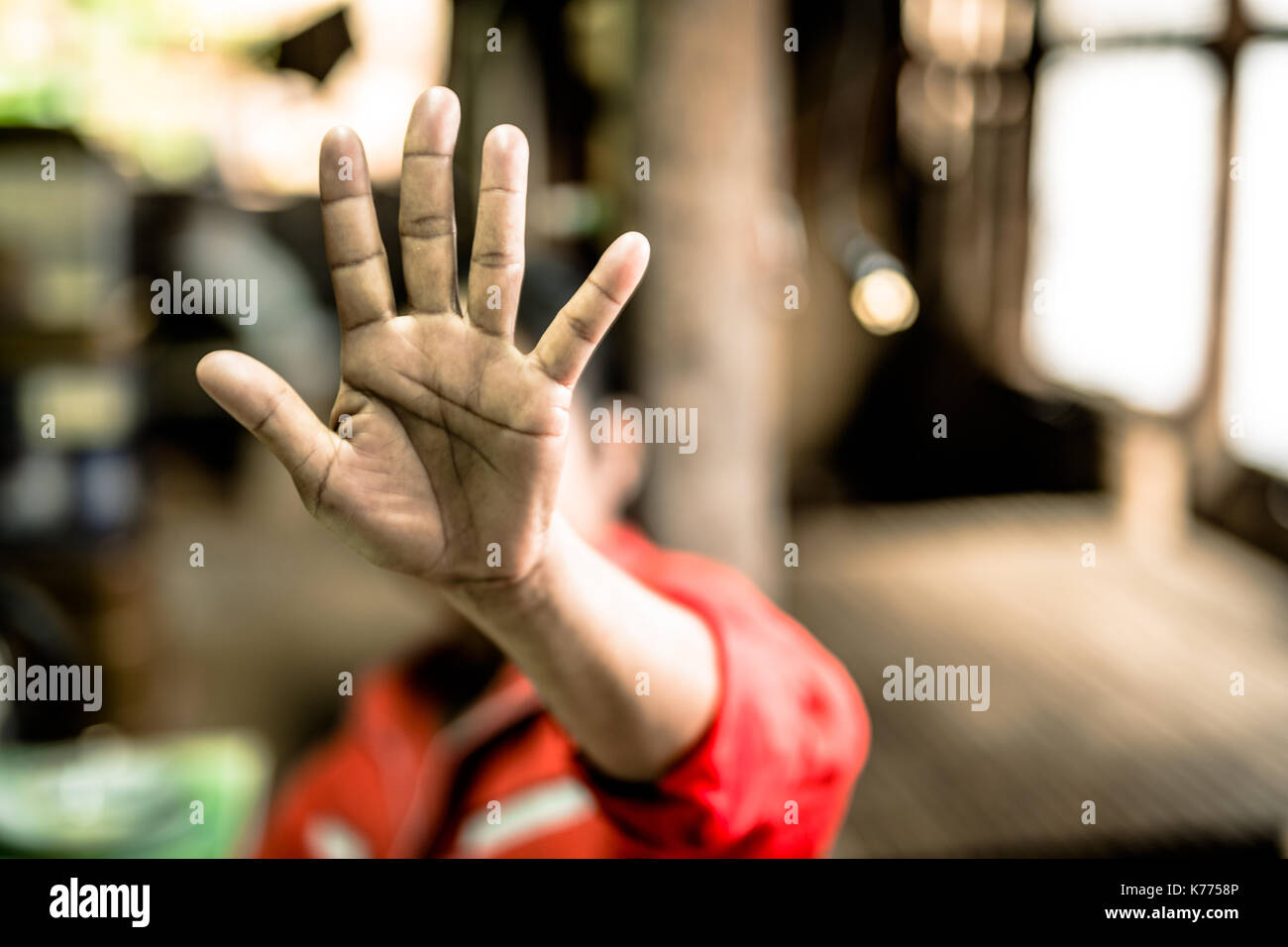 Stop missbrauchte junge Gewalt. Kind Bondage in Winkel Image Blur, Tag der Menschenrechte Konzept. Stockfoto