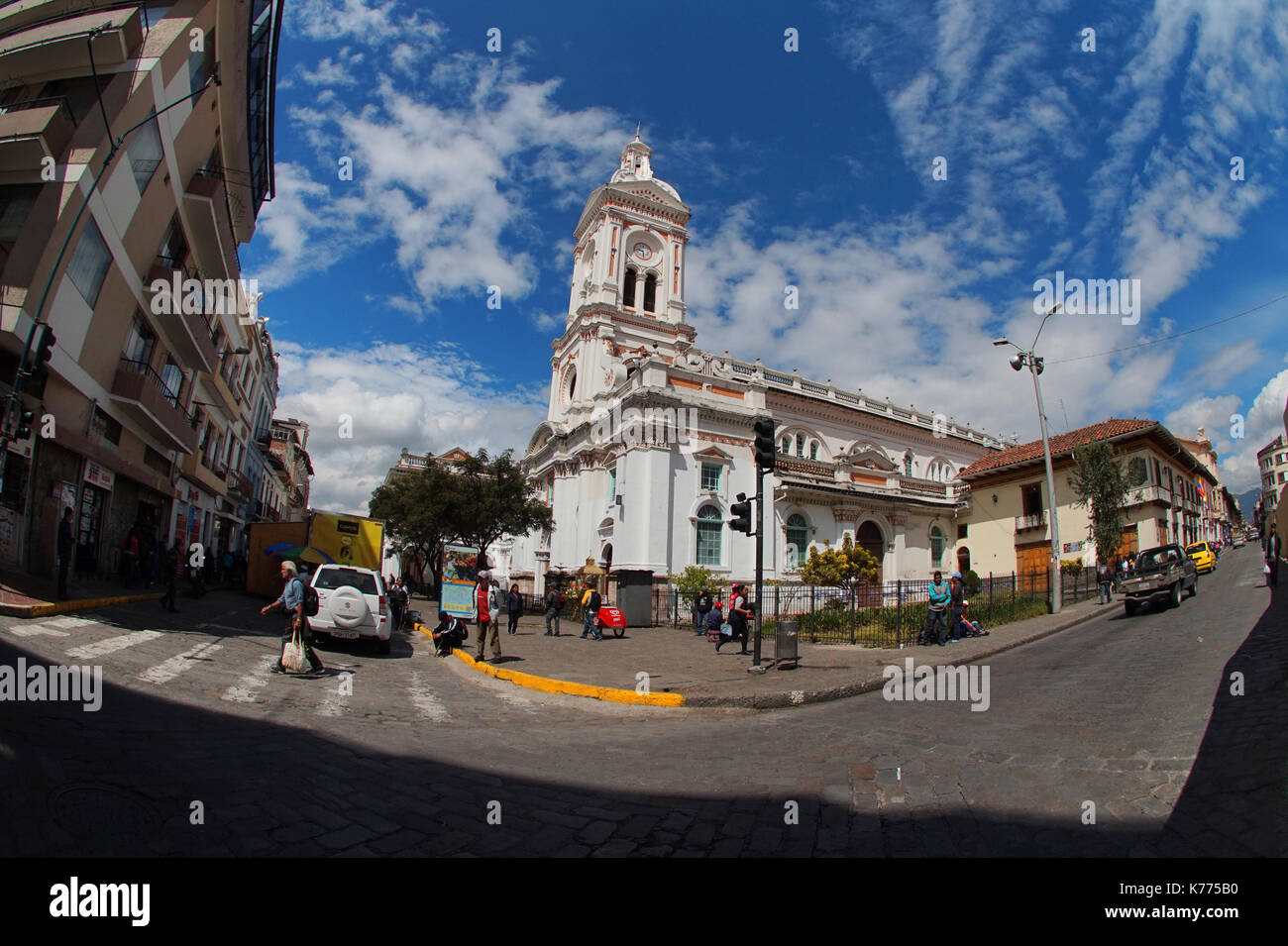 Blick auf die Kirche von San Francisco. Cuenca - Ecuador. Weitwinkel Stockfoto