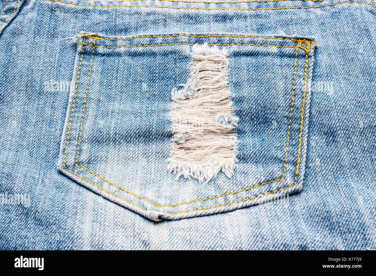 Nahaufnahme von Rip-Blue Jeans Tasche für Hintergrund Stockfoto