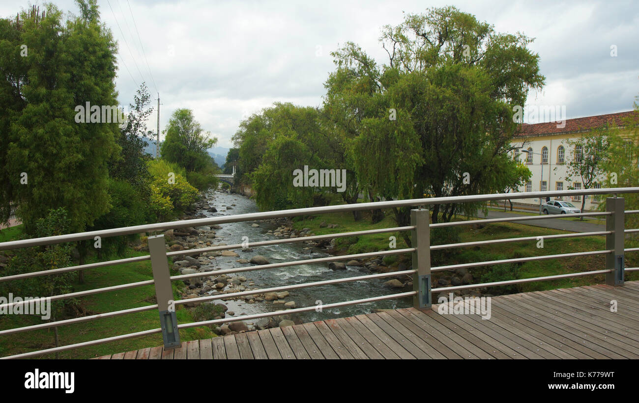 Blick auf den Fluss Tomebamba von der Brücke namens Juana de Oro in der Stadt Cuenca Stockfoto
