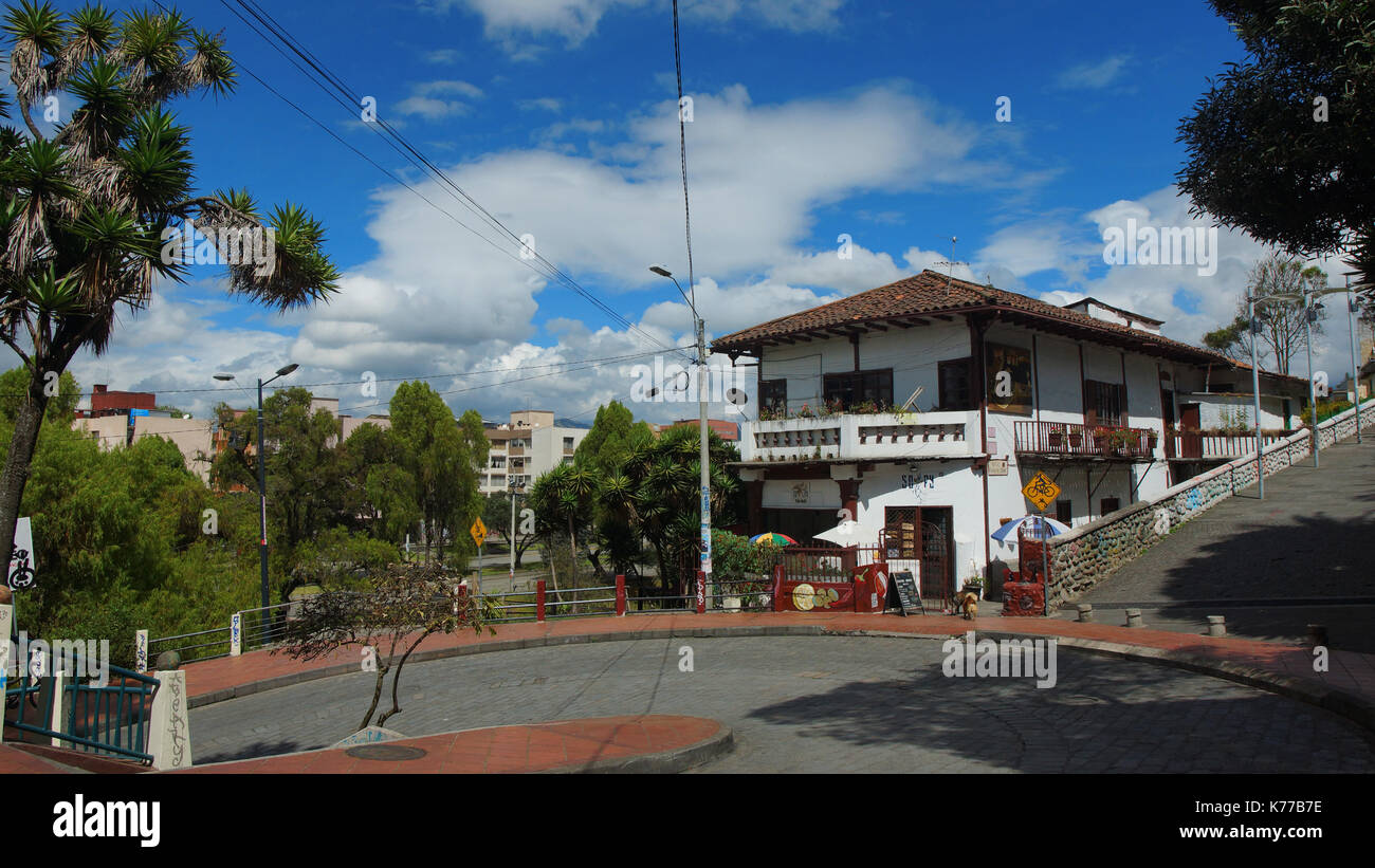 Altes Haus in der Nähe des Flusses Tomebamba in der Stadt Cuenca Stockfoto