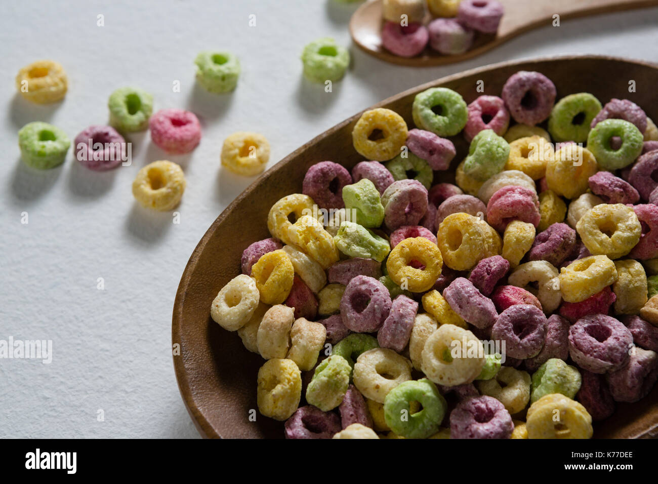 Froot Loops in der Platte auf weißem Hintergrund Stockfoto