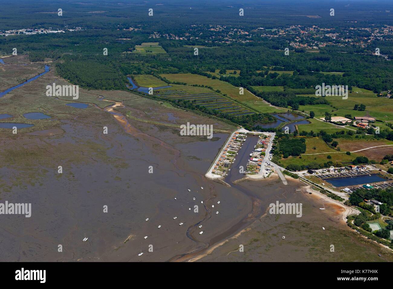 Frankreich, Gironde, Bassin d'Arcachon, Ares, Auster Hafen und natürliche Reserve der Salzwiesen des Ars-Lge (Luftbild) Stockfoto