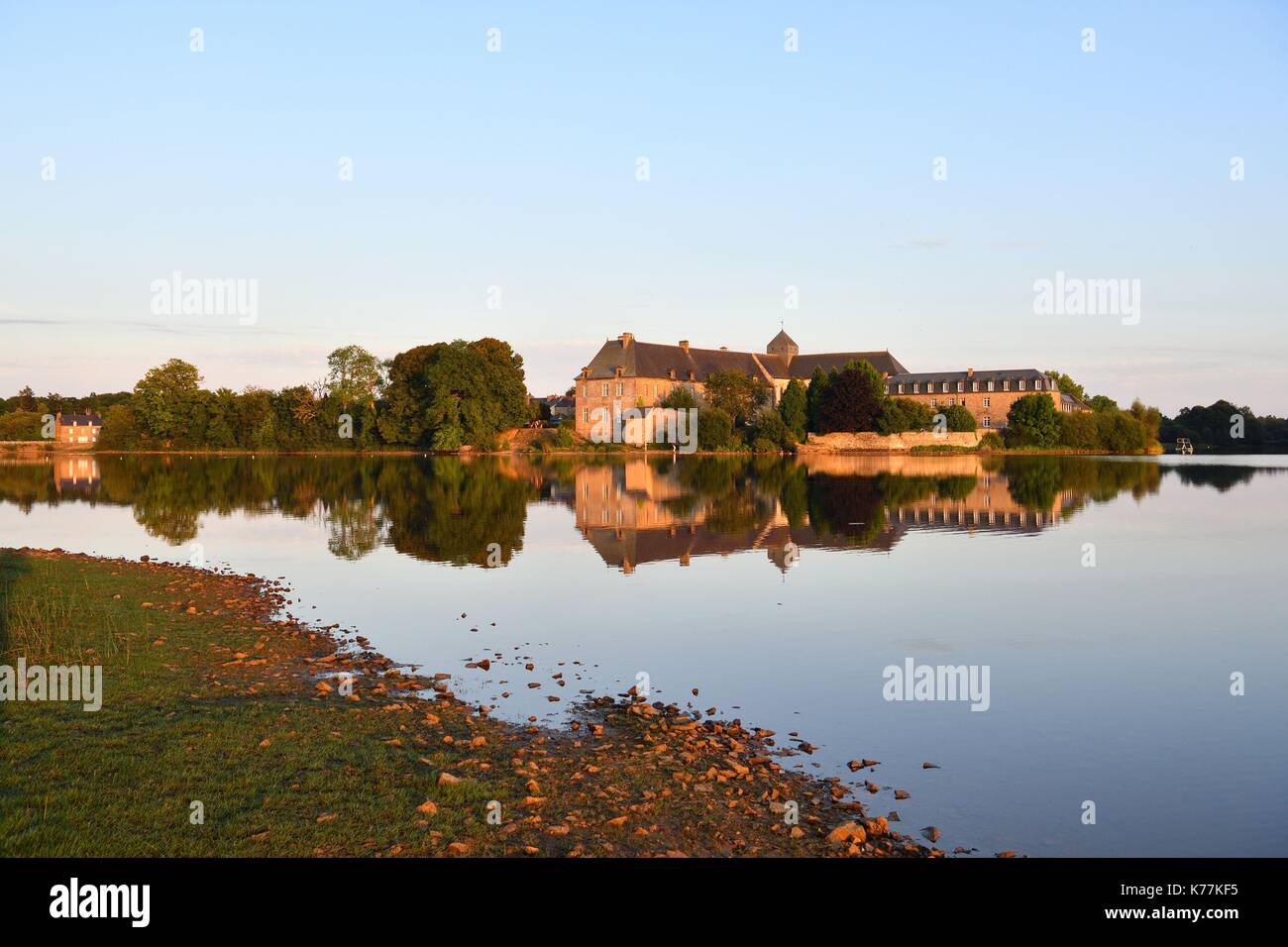 Frankreich, Morbihan, Brocéliande-waldes, Paimpont, in der Abtei aus dem 13. Jahrhundert in den Rand des Teiches Stockfoto