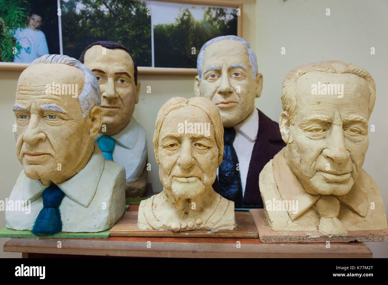 The Galilee, Israel Kfar Tabor Kibbuz, Marzipan-Museum, Marzipan Skulpturen des israelischen Ministerpräsidenten, front-Row-Yitzak Rabin, Golda Meir, Shimon Peres, Backrow-Ehud Barak, Binyamin Netanyahu Stockfoto