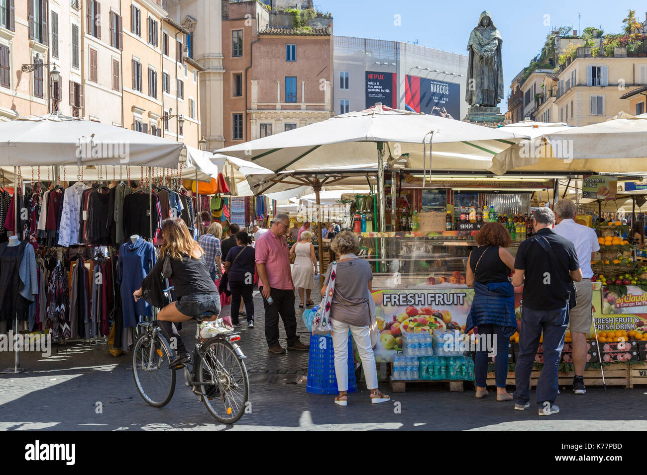 Älteste Markt im Freien in Rom, Campo de' Fiori, geschäftigen Menschenmassen Einkaufsmöglichkeiten für Güter. Stockfoto