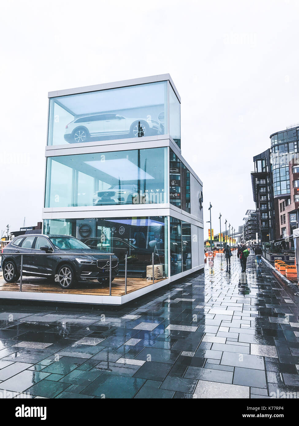 Autos Volvo in Glaskästen auf der Straße, Oslo, Norwegen Stockfoto