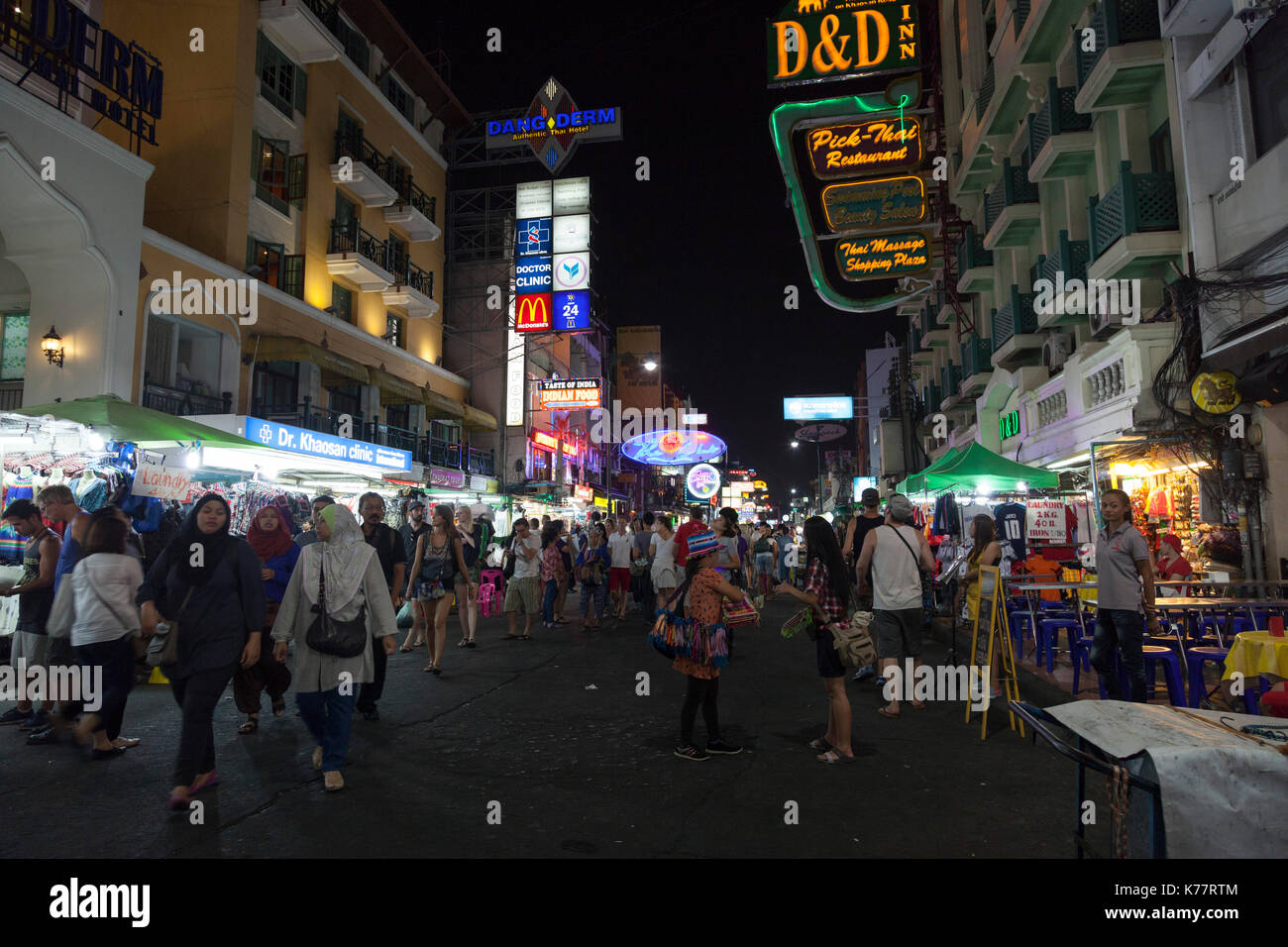 Das Leben auf der Straße in der Khao San Road Bangkok berühmte Straße, Bangkok, Thailand Stockfoto