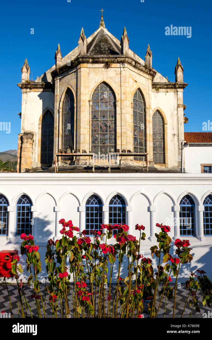 Rückansicht des Caraca Sanctuary neogotische Kirchenfenster im Morgengrauen, katholische Kirche, Minas Gerais, Brasilien. Stockfoto