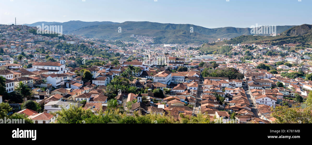 Panoramaaussicht, die Skyline der Stadt von Mariana, Minas Gerais, Brasilien, vom Turm von Sao Pedro dos Clericos Kirche. Stockfoto