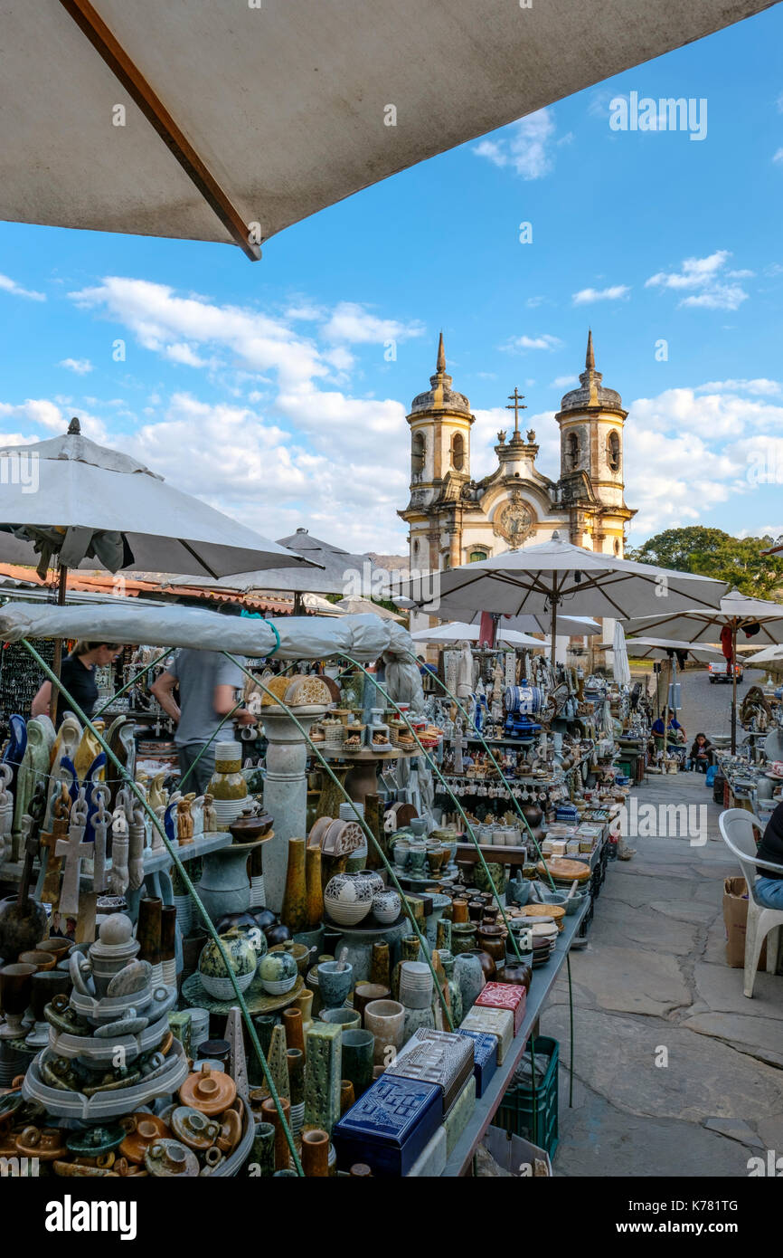 Air Handwerker Markt öffnen, Speckstein Kunsthandwerk vor der Kirche des Heiligen Franziskus von Assisi, von Aleijadinho, Ouro Preto, Minas Gerais, Brasilien. Stockfoto