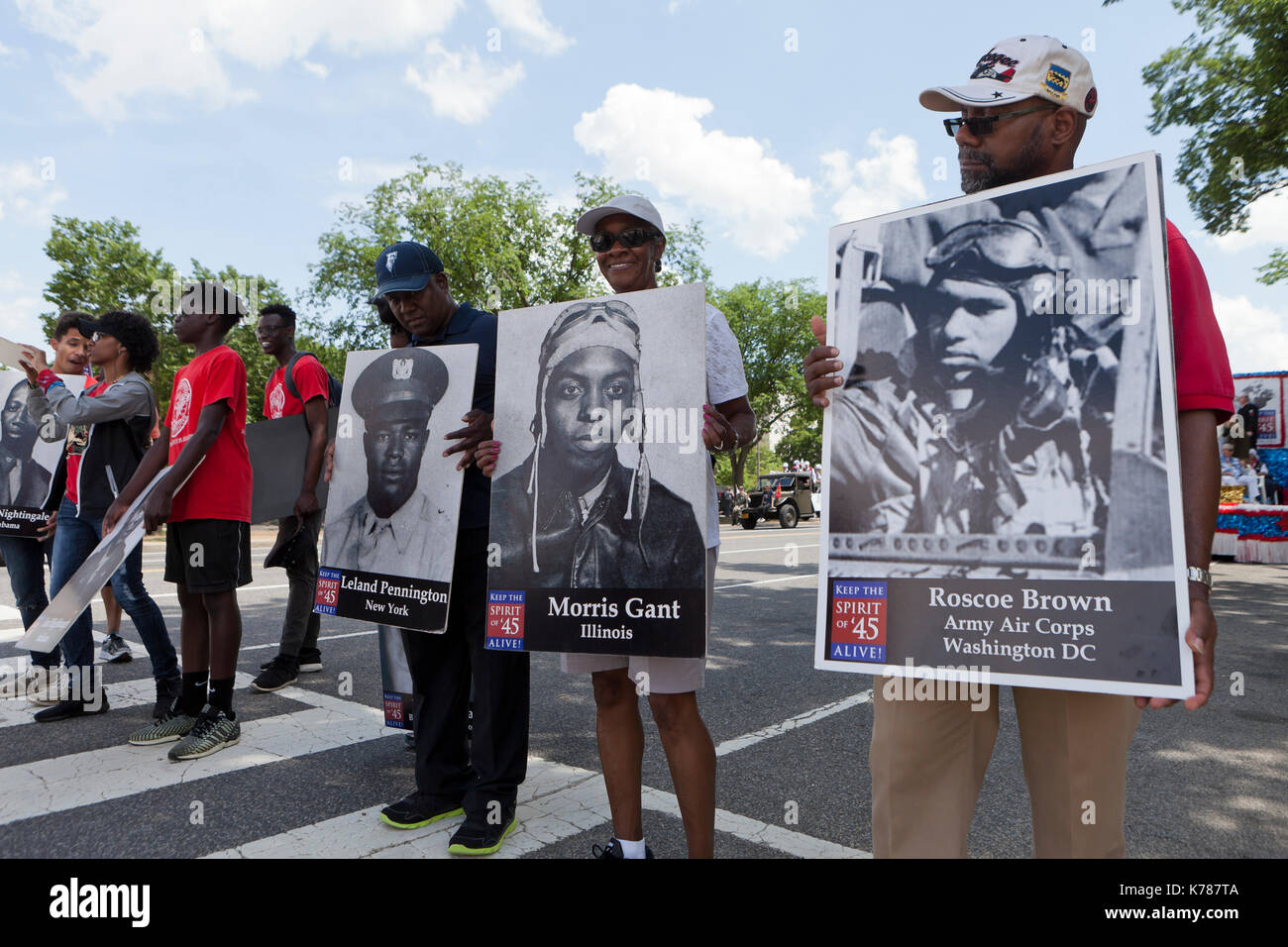 Afroamerikanische Männer Holding schwarz WWII veteran Poster während National Memorial Day Parade - Washington, DC, USA Stockfoto