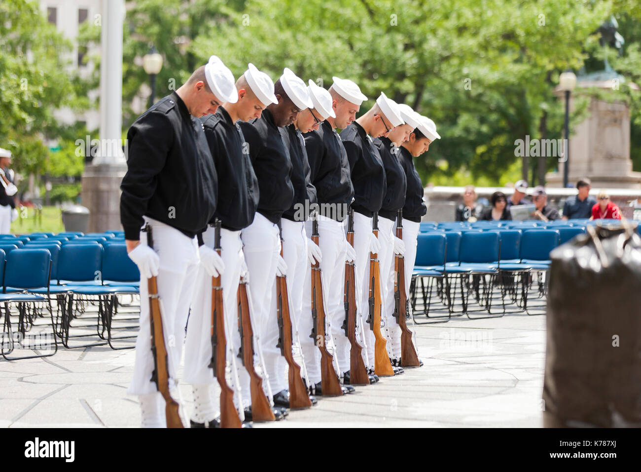 Marine zeremonielle Segler voll Auszeichnung Wachablösung am uns Navy Memorial - Washington, DC USA Stockfoto