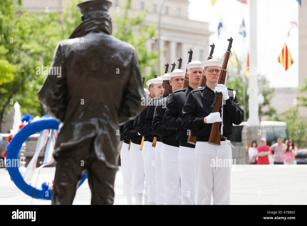Marine zeremonielle Segler voll Auszeichnung Wachablösung am uns Navy Memorial - Washington, DC USA Stockfoto