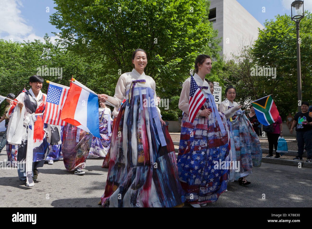 Koreanische Frauen Veterans Association Washington tragen Amerikanische Flagge inspiriert Hanbok (traditionelle koreanische Kleid) in National Memorial Day Parade - USA Stockfoto