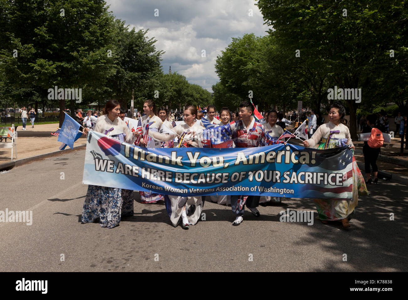 Koreanische Frauen Veterans Association Washington tragen Amerikanische Flagge inspiriert Hanbok (traditionelle koreanische Kleid) in National Memorial Day Parade - USA Stockfoto