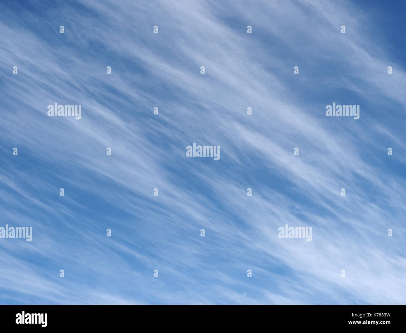 Streifenmuster weißen Wolken am blauen Himmel, Alice Springs, Australien 2017 Stockfoto