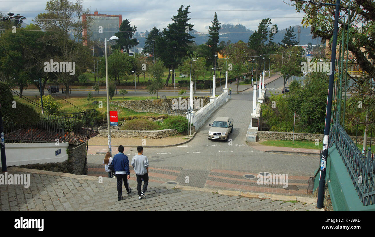 Blick auf die Mariano Moreno Brücke über den Tomebamba Fluss von La Escalinata in der Stadt Cuenca Stockfoto