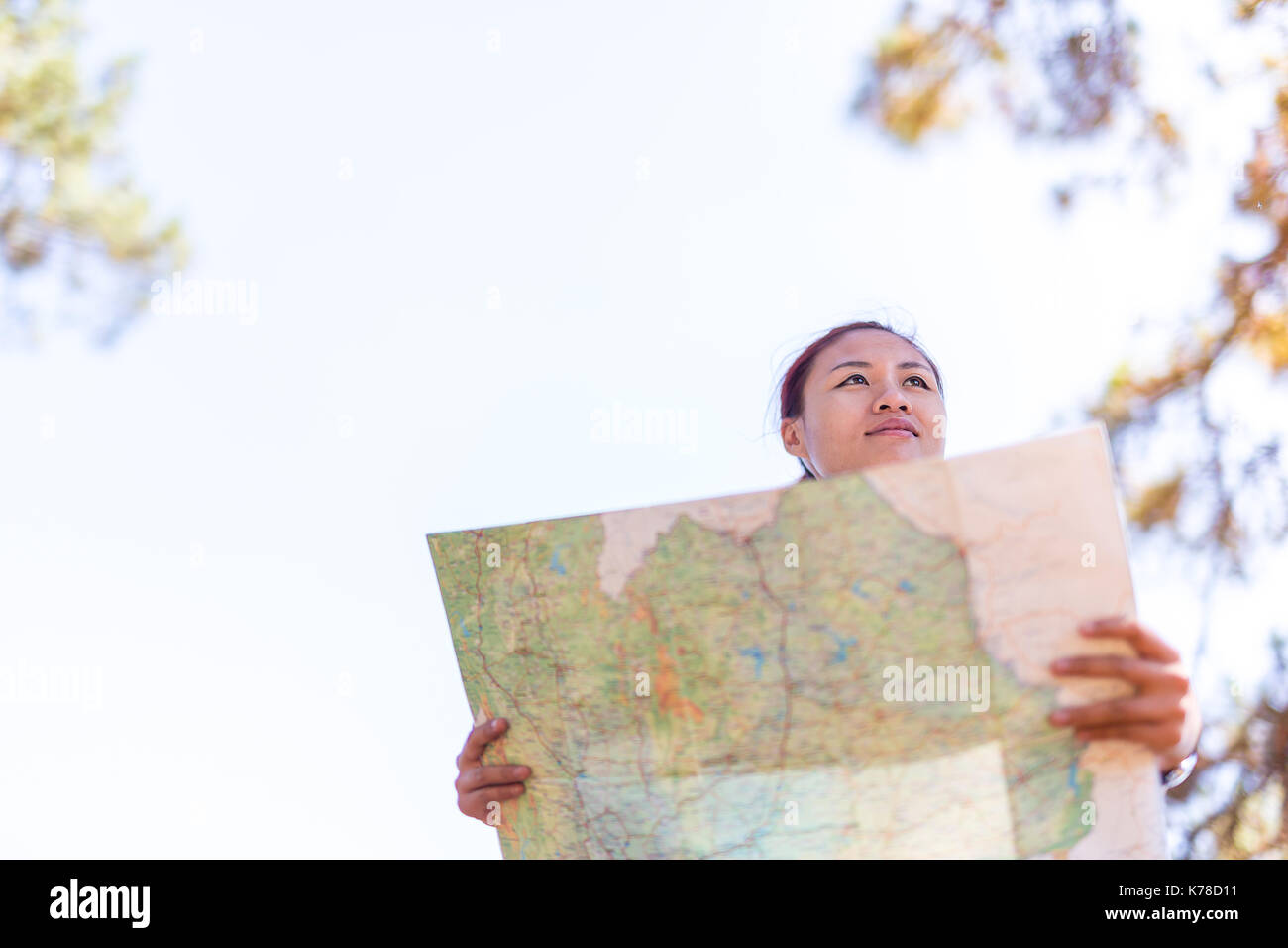 Frau wandern Paar lesen Karte zusammen im Wald Vintage Style. Stockfoto