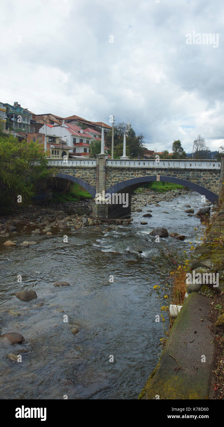 Blick auf die Brücke Mariano Moreno auf dem Fluss Tomebamba Stockfoto