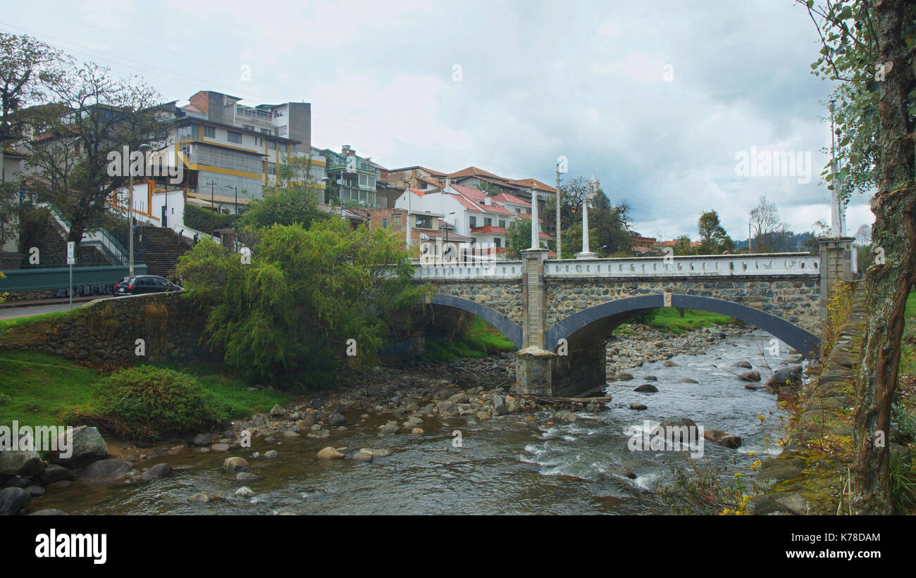 Blick auf die Brücke Mariano Moreno auf dem Fluss Tomebamba Stockfoto