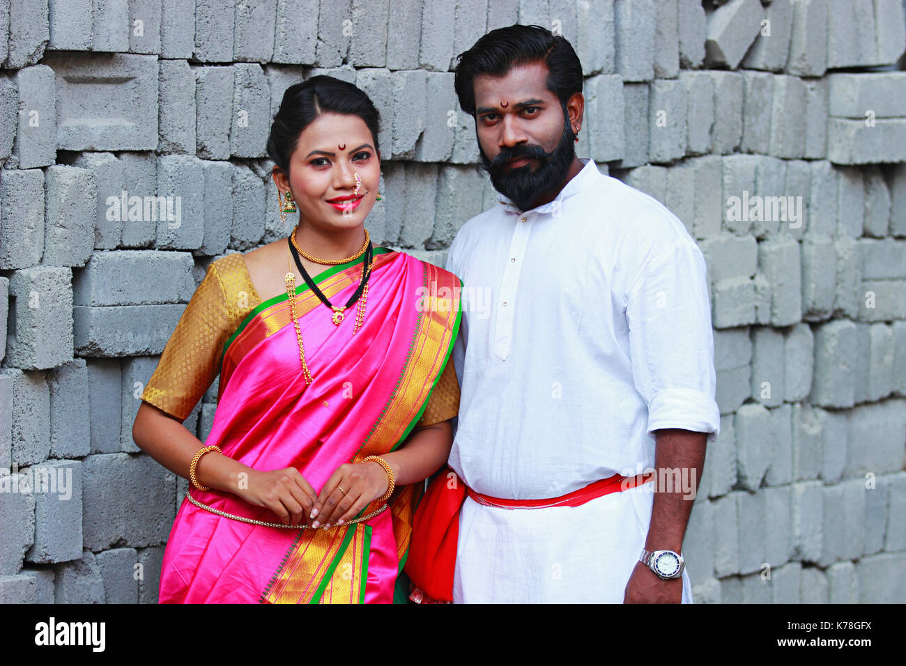 Portrait von maharashtrian Paar in nauwari Sari und Kurta gekleidet Stockfoto