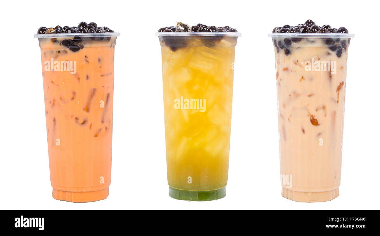 Sortierte Kaffee Getränke auf Crushed Eis mit Früchten Perlen auf weißem Hintergrund Stockfoto