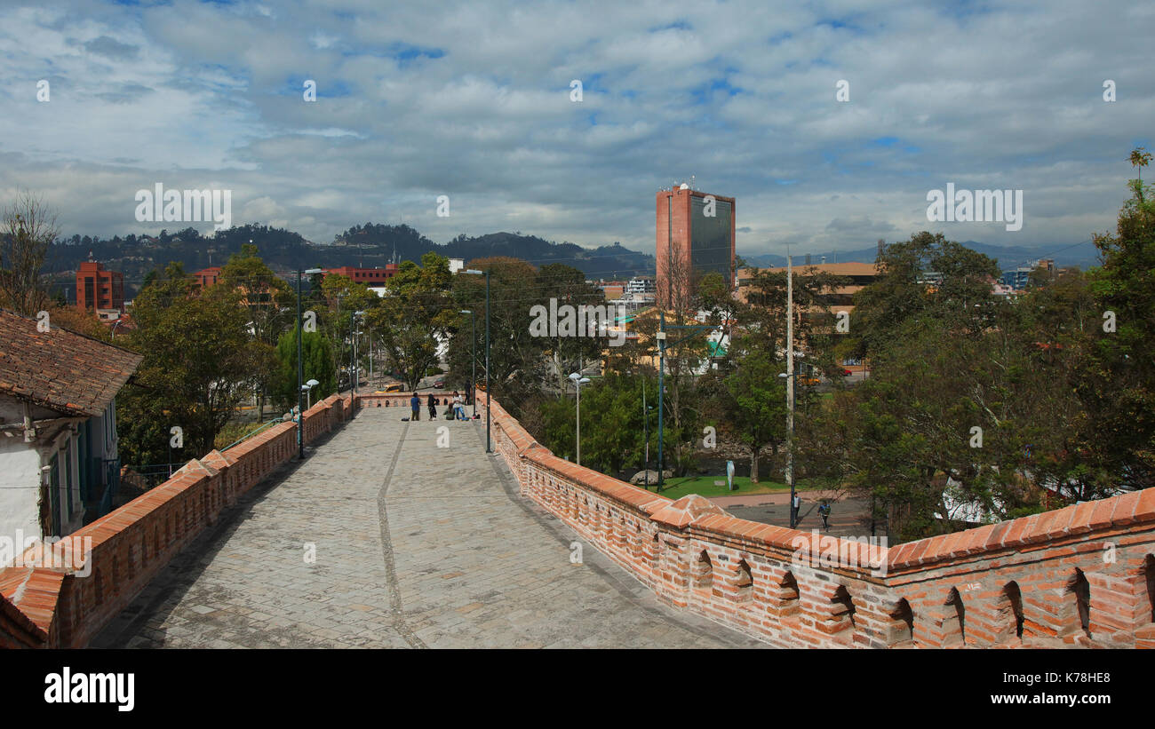 Panoramablick auf die Stadt Cuenca von der kaputten Brücke Stockfoto