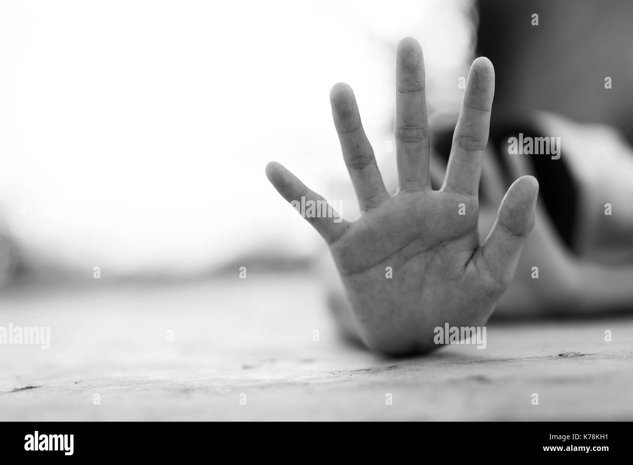 Stop missbrauchte junge Gewalt. Kind Bondage in Winkel Image Blur, Tag der Menschenrechte Konzept. Stockfoto