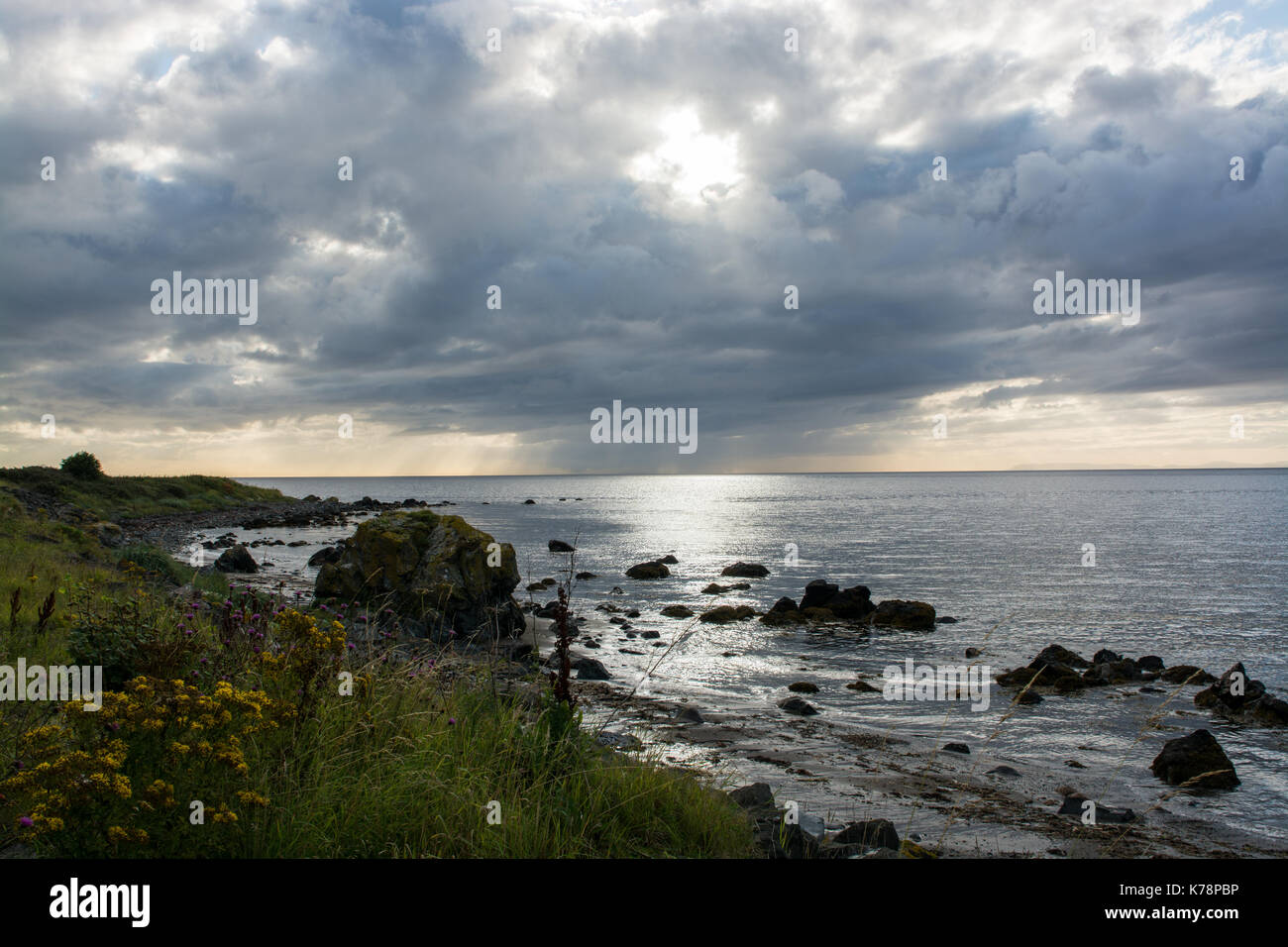 Seascape Blick über den Strand und das Meer in der Nähe von lendalfoot Girvan, Schottland Stockfoto