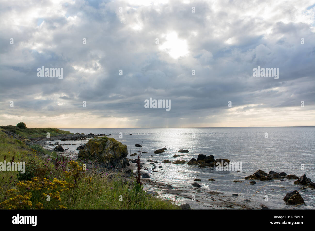 Seascape Blick über den Strand und das Meer in der Nähe von lendalfoot Girvan, Schottland Stockfoto