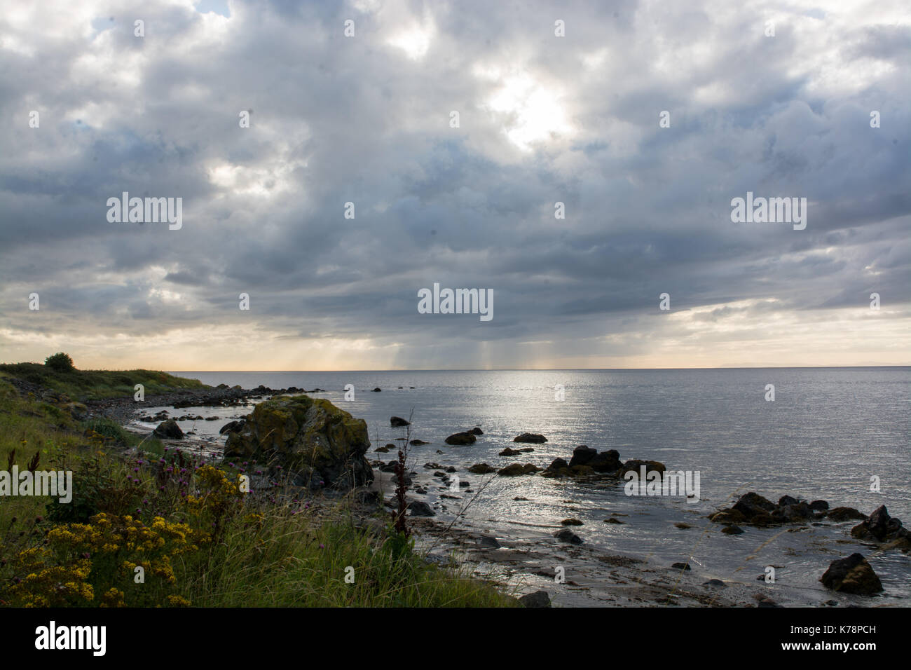 Seascape Blick über den Strand und das Meer in der Nähe von lendalfoot Girvan, Schottland Stockfoto