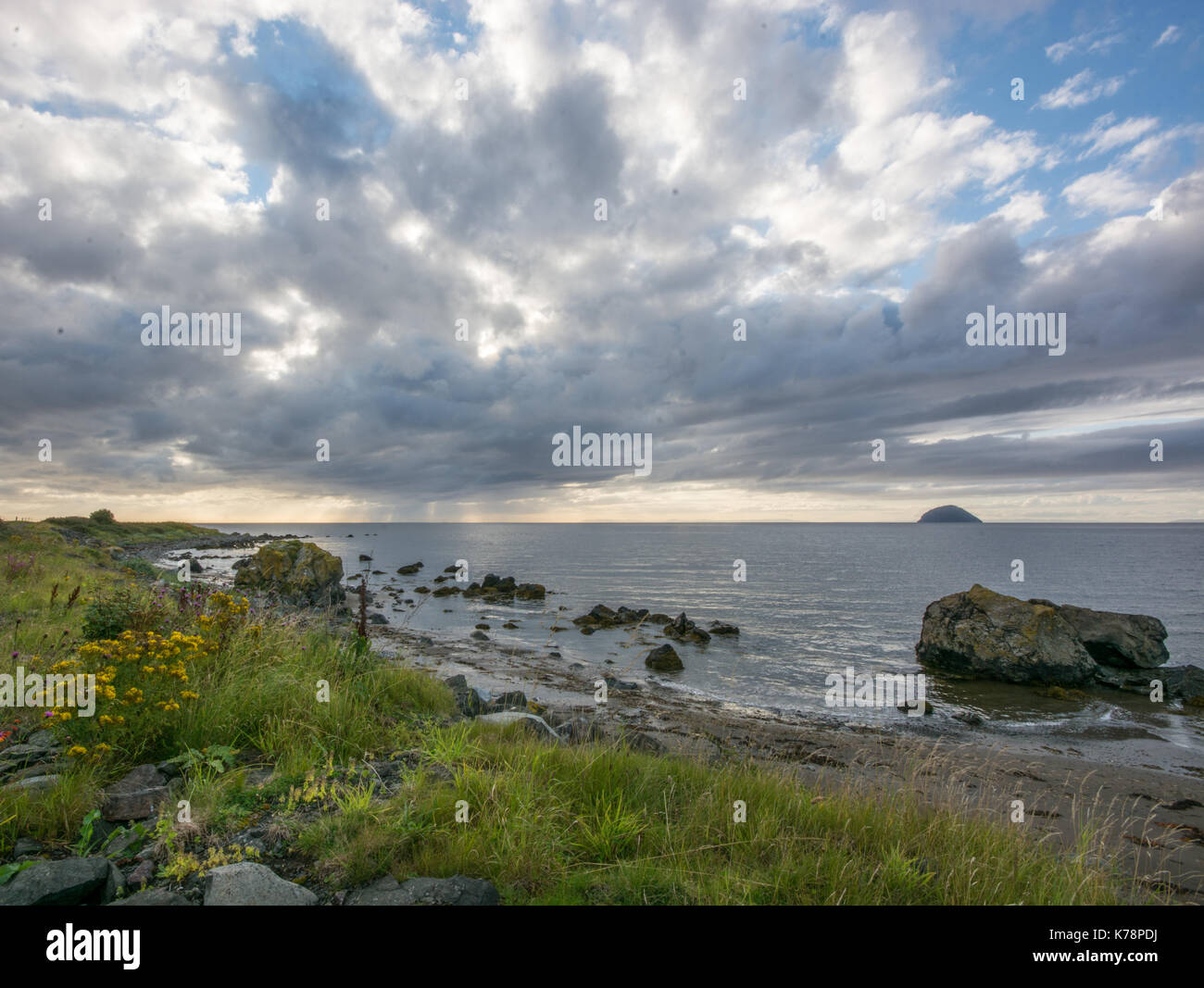 Seascape Blick über den Strand und das Meer in der Nähe von lendalfoot Girvan, Schottland Stockfoto