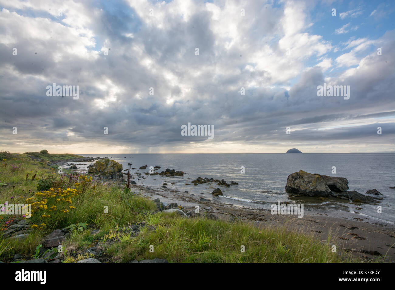 Seascape Blick über den Strand und das Meer in der Nähe von lendalfoot Girvan, Schottland Stockfoto