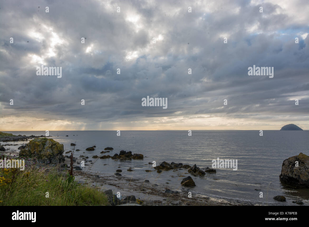 Seascape Blick über den Strand und das Meer in der Nähe von lendalfoot Girvan, Schottland Stockfoto