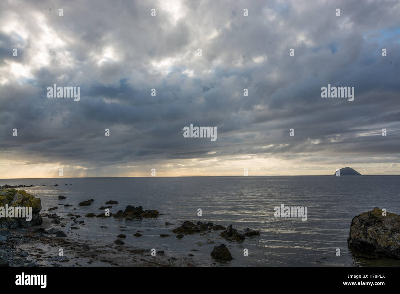 Seascape Blick über den Strand und das Meer in der Nähe von lendalfoot Girvan, Schottland Stockfoto