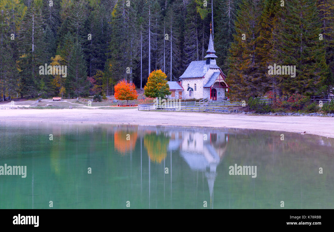 Pragser See und Kirche im Hintergrund der Seekofel Berg in Dolomiten, Italien (Pragser Wildsee) Stockfoto