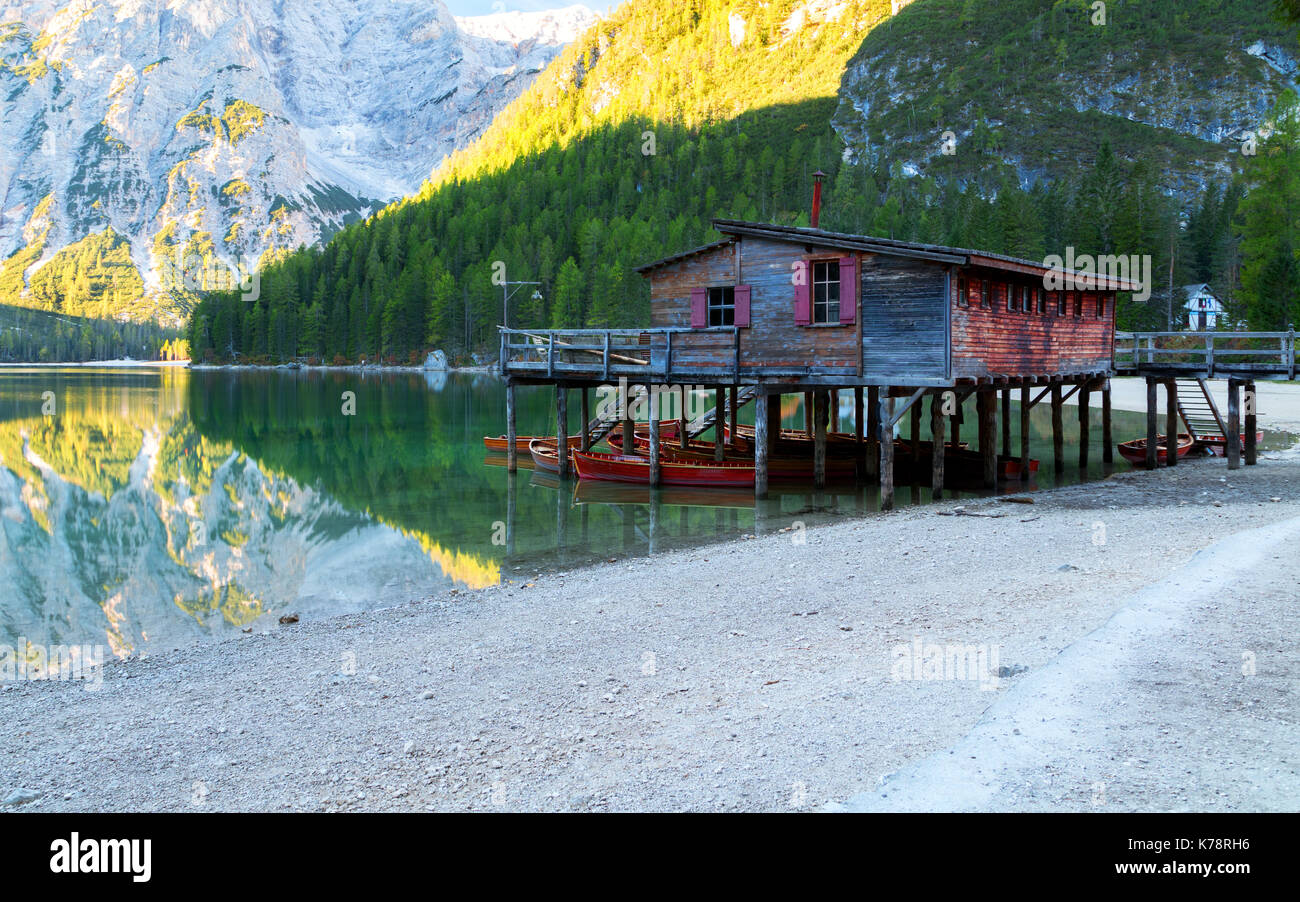Pragser See und im Hintergrund der Seekofel Berg in Dolomiten, Italien (Pragser Wildsee) Stockfoto