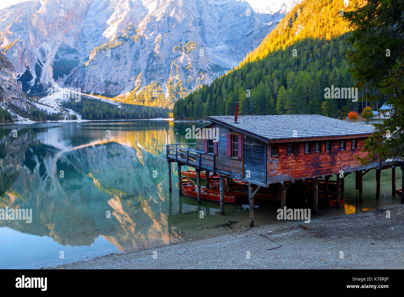 Pragser See und im Hintergrund der Seekofel Berg in Dolomiten, Italien (Pragser Wildsee) Stockfoto