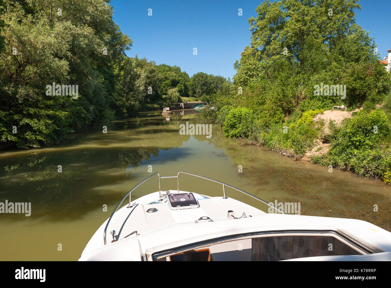 Kanalboot auf dem Fluss Petite Baïse in der Region Dordogne im Südwesten Frankreichs. Stockfoto