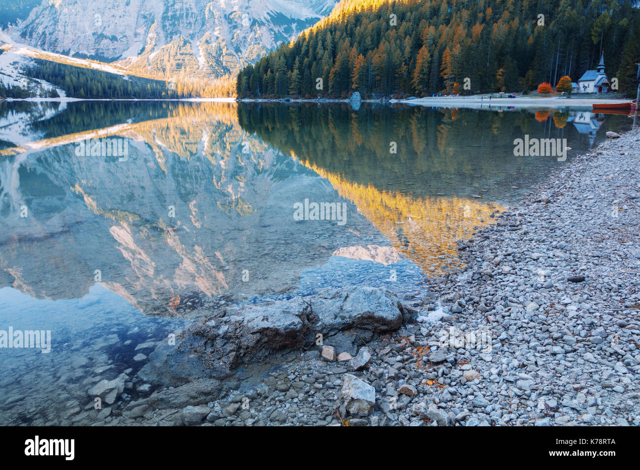 Pragser See und Kirche im Hintergrund der Seekofel Berg in Dolomiten, Italien (Pragser Wildsee) Stockfoto