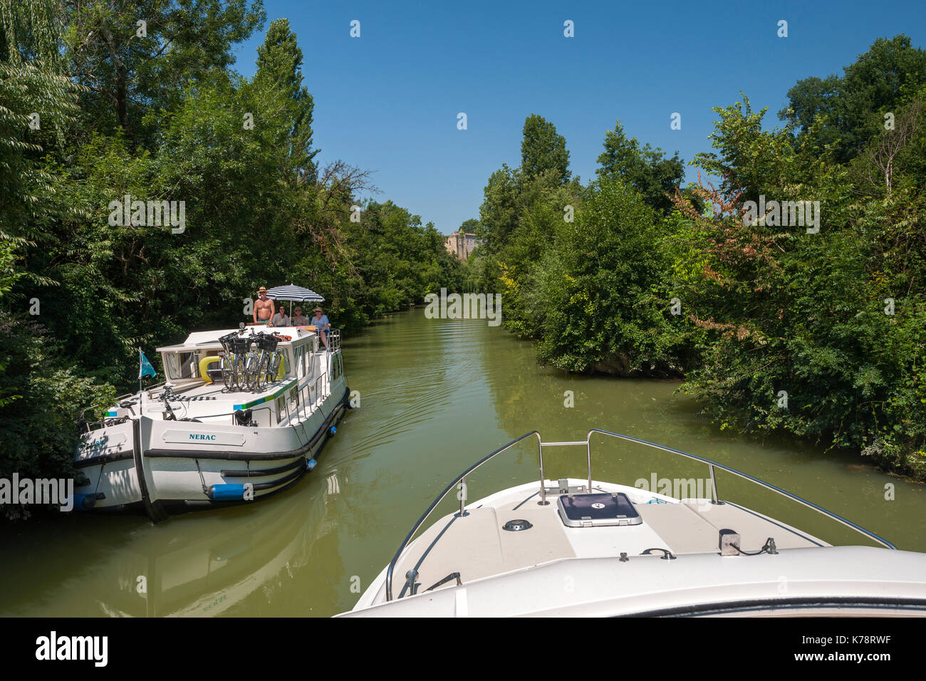 Kanalboote auf dem Fluss Petite Baïse in der Region Dordogne im Südwesten Frankreichs. Stockfoto