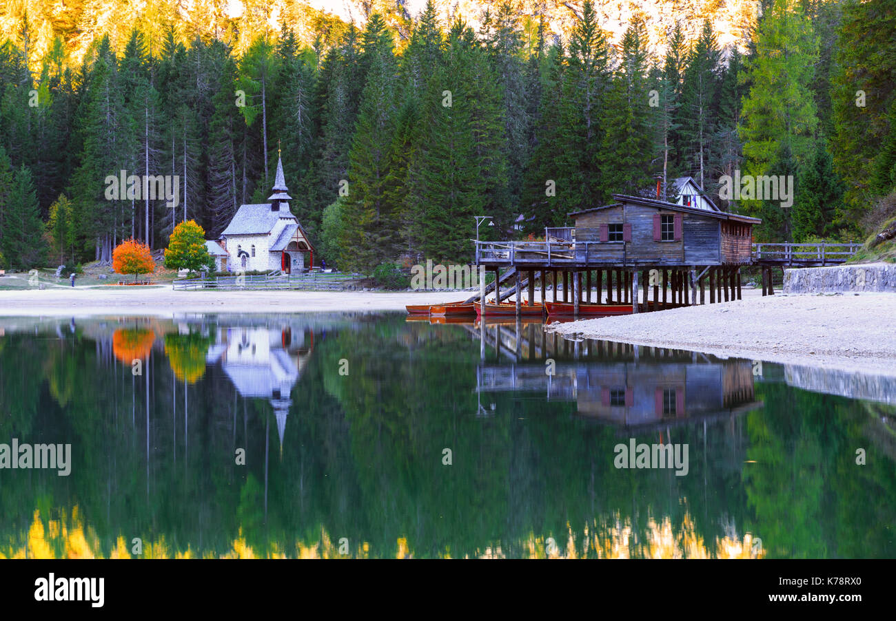 Pragser See und im Hintergrund der Seekofel Berg in Dolomiten, Italien (Pragser Wildsee) Stockfoto