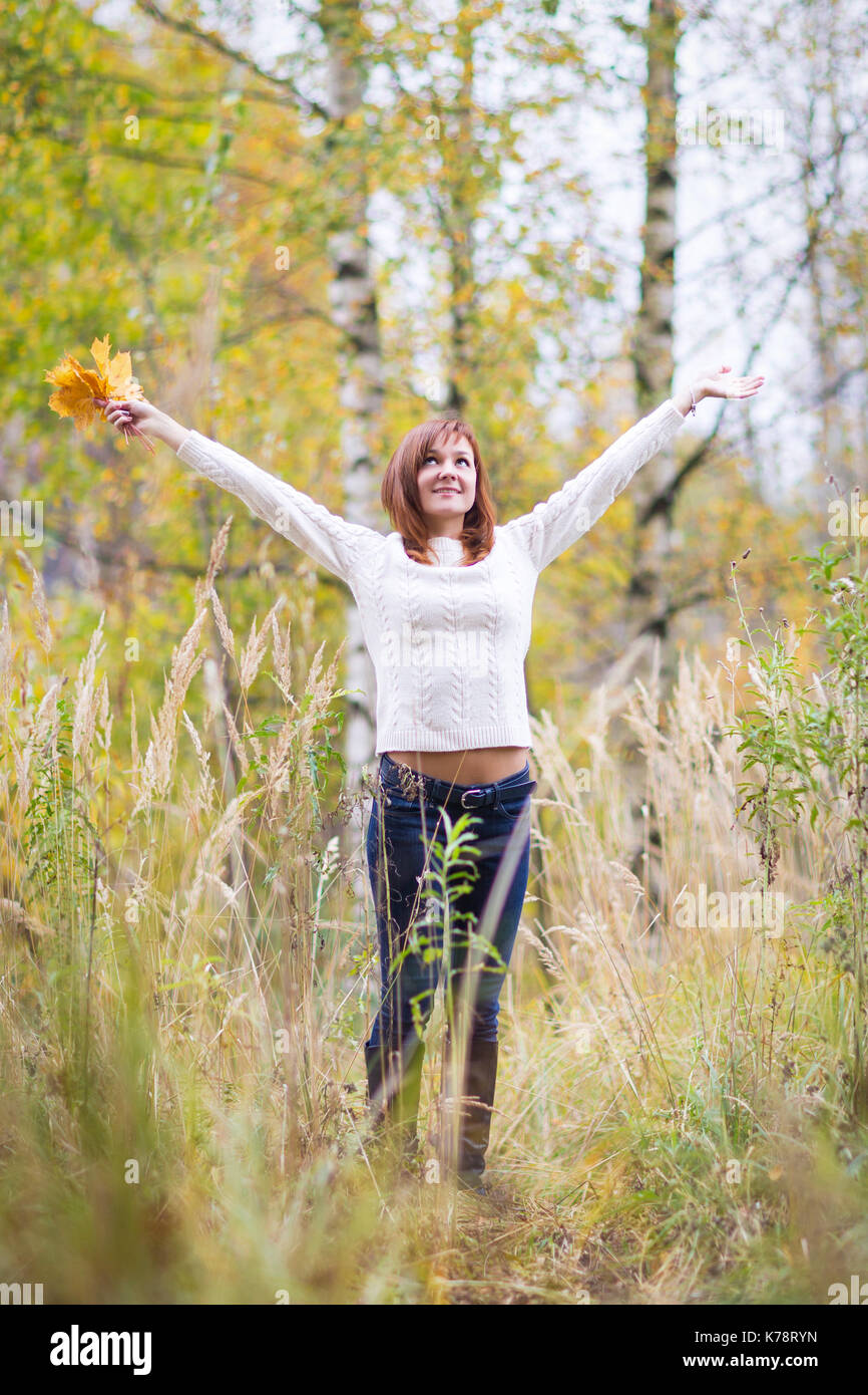 Hübsche Frau in einem bunten Herbst park Stockfoto